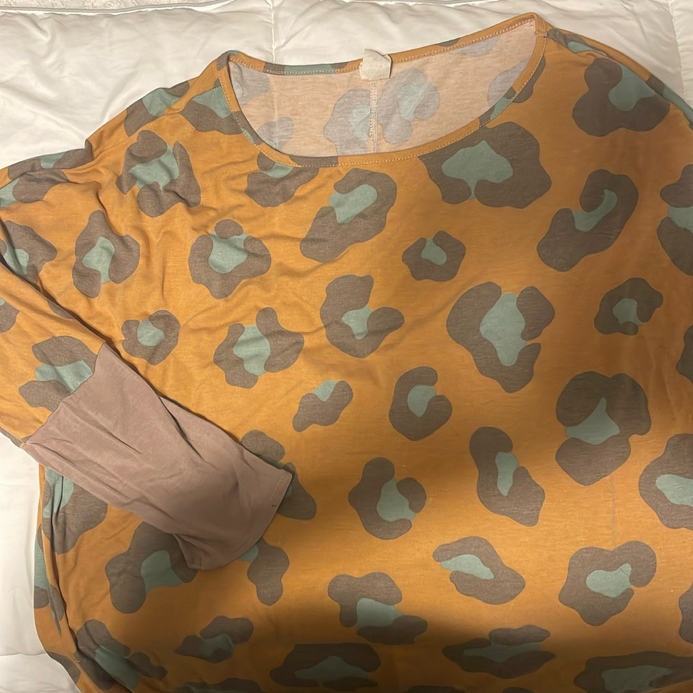 Long sleeved yellow leopard top.